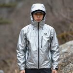 K2 알파인 익스퍼트 고어텍스 2L 방수 자켓 실버색 후드 달린 모습
