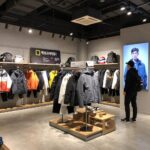 내셔널지오그래픽 팩토리아울렛 매장 내부 다양한 아우터가 진열되어 있는 모습