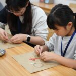 통영 서피랑 투어에서 아이와 함께 나전칠기 키링을 만드는 모습