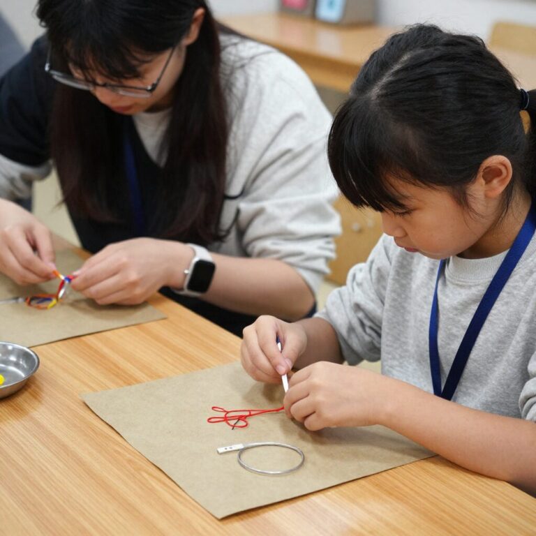 통영 서피랑 투어에서 아이와 함께 나전칠기 키링을 만드는 모습