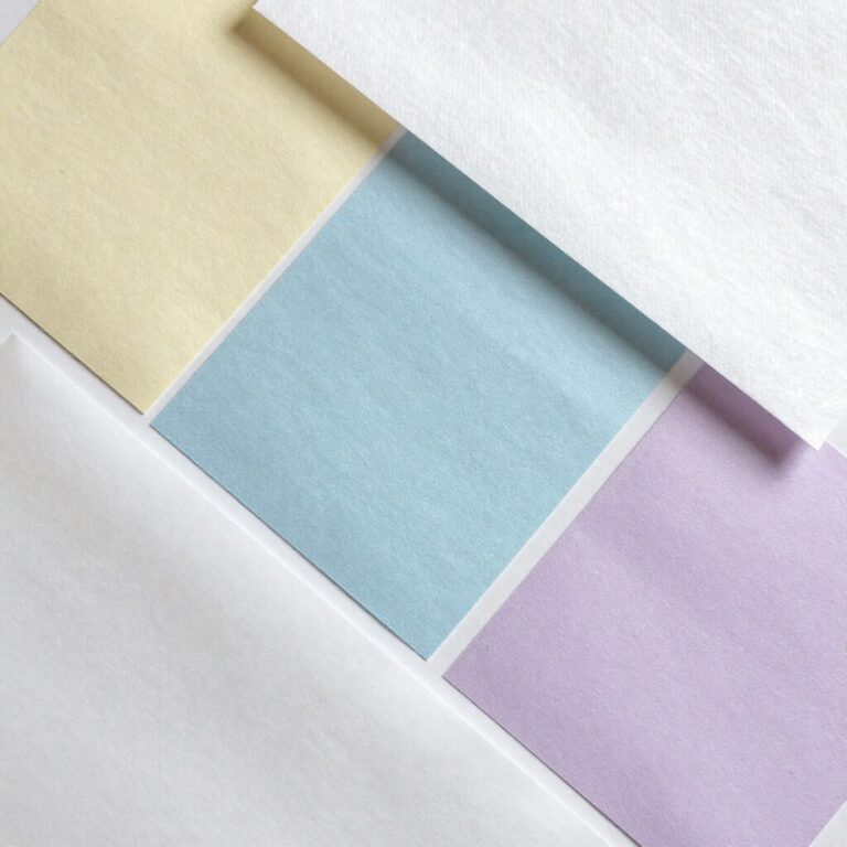 파스텔톤과 무지감 포장지 예시 다양한 색상과 질감의 화이트데이 포장지