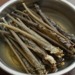 데쳐서 물기를 뺀 가시오가피순 나물이 그릇에 담겨 있는 모습