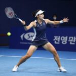 안세영 선수가 전영오픈 16강 경기에서 라켓을 휘두르는 장면