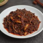 데친 방풍나물을 들기름과 양념으로 무친 된장무침 접시