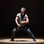 브래디 앤더슨이 무대 위에서 열정적으로 공연하는 모습