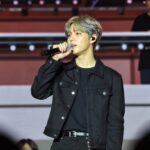 BTS 뷔가 광화문 공연 무대에서 마이크를 잡고 있는 모습