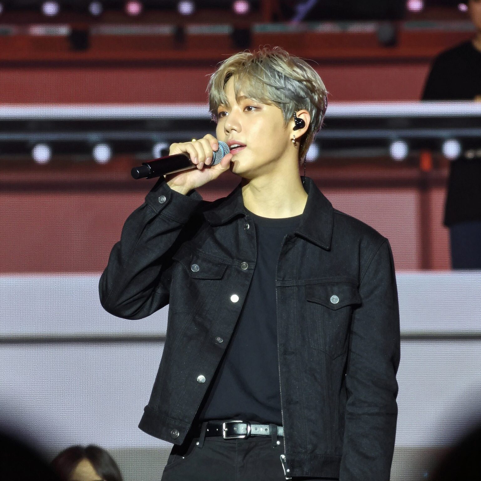 BTS 뷔가 광화문 공연 무대에서 마이크를 잡고 있는 모습