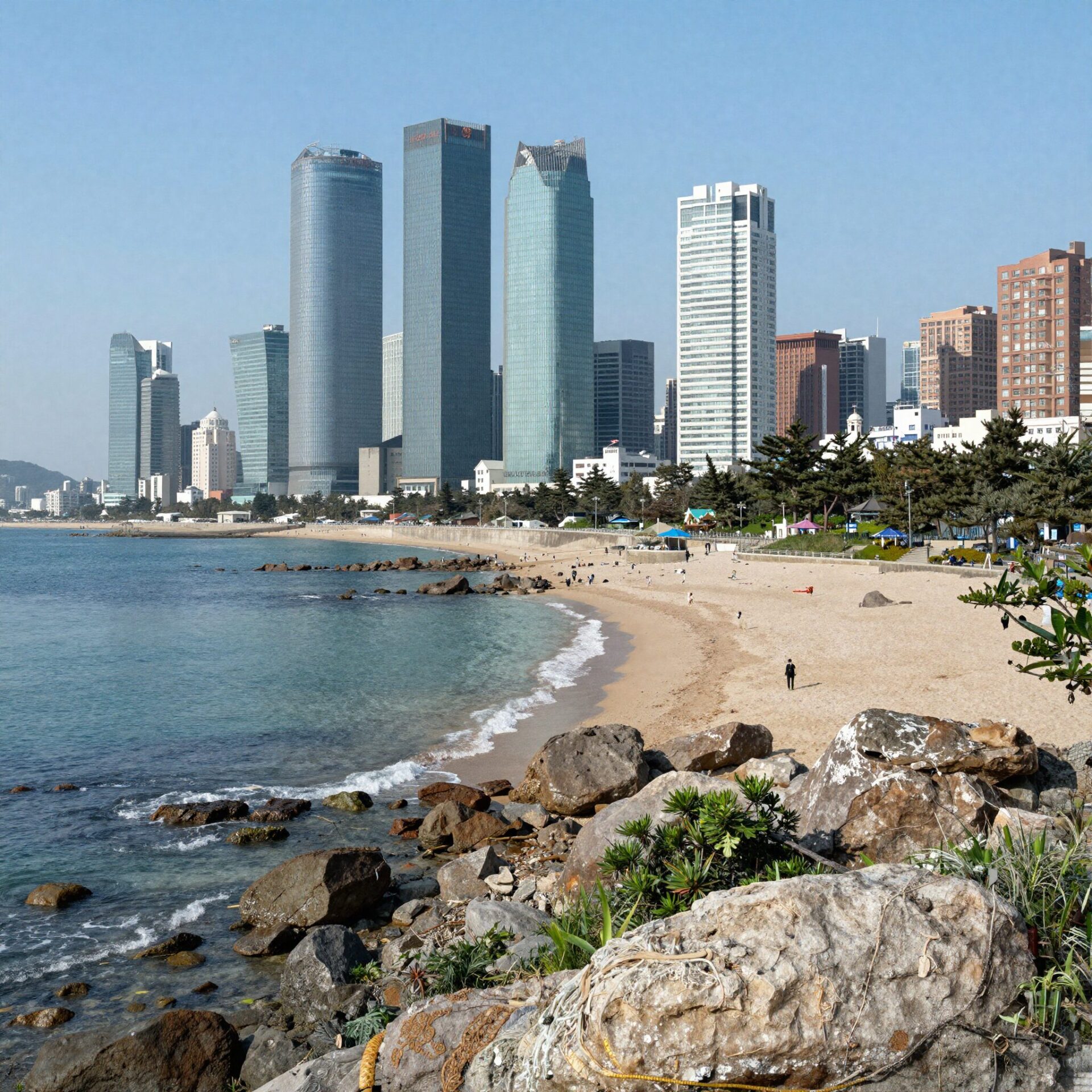 맑은 날 부산 해운대 해변과 스카이라인 전경