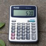 카시오 FX-570CW 계산기 화면과 직관적인 버튼 배열