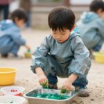 아이가 방수 미술 가운을 입고 즐겁게 물감 놀이를 하는 모습