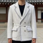 2026년 여성 트위드 자켓의 모든 것 화이트 바탕에 다양한 색상의 실이 섞인 수제 맞춤 트위드 자켓으로 큰 카라와 잘록한 허리라인이 특징이다