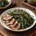 완성된 달래무침이 담긴 접시와 곱창김