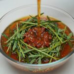 봄 입맛 살리는 민들레 무침 만들기 데치고 물기 뺀 민들레와 고추장 베이스 양념을 섞는 과정