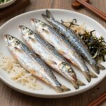 도다리회와 세꼬시가 담긴 접시와 다양한 쌈밥 재료