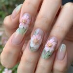 핑크와 그린 베이스에 안개꽃 드라이플라워를 올린 우아한 네일 디자인