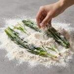 봄 제철 두릅전 만드는 법과 손질 요령 물기를 뺀 두릅에 부침가루를 묻히는 과정