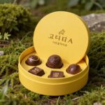 노란색 원형 박스에 담긴 고디바 애프터눈 티 셀렉션 초콜릿 세트