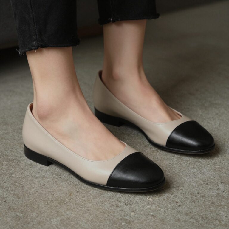 그레이룸 베이지와 검정색 스틸레토 플랫슈즈