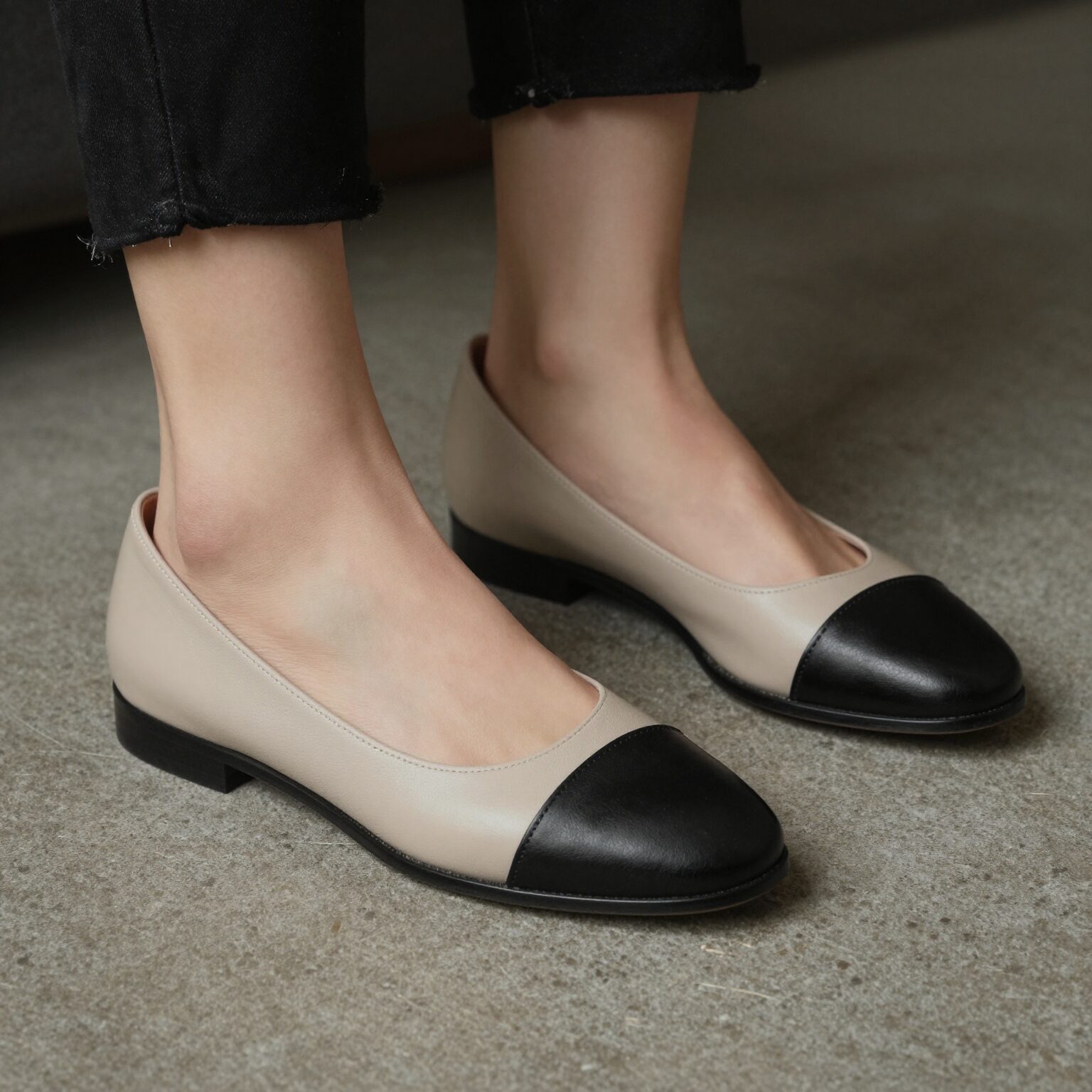 그레이룸 베이지와 검정색 스틸레토 플랫슈즈