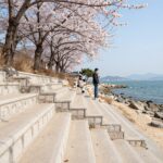 봄날 흰여울문화마을의 다채로운 계단과 바다 배경