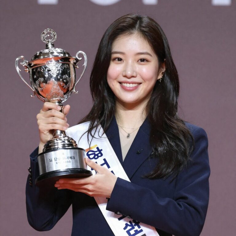 현역가왕3 우승자 홍지윤이 트로피를 들고 미소 짓고 있는 모습