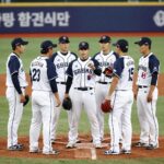 일본 야구 국가대표팀 선수들이 그라운드에 모여 있는 단체 사진