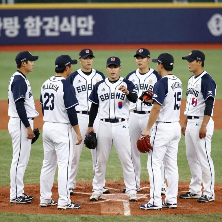 일본 야구 국가대표팀 선수들이 그라운드에 모여 있는 단체 사진
