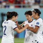 여자축구 아시안컵 한국 조1위 8강 진출 의미와 향후 전망 한국 여자축구 선수들이 호주와의 경기 후 서로를 격려하며 포옹하는 장면