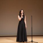 성악가 구본수가 동래구 혁신 어울림센터 개관식에서 노래하는 모습