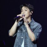 이창민 감성 보컬리스트의 음악 여행과 이야기 이창민 솔로 콘서트 무대에서 열창하는 모습