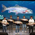 무명전설 트롯 서바이벌 참가자들의 열정적인 무대 모습과 서열탑 배경