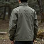 리바이스 마켓 마이너스 트러커 자켓을 입은 사람의 뒷모습