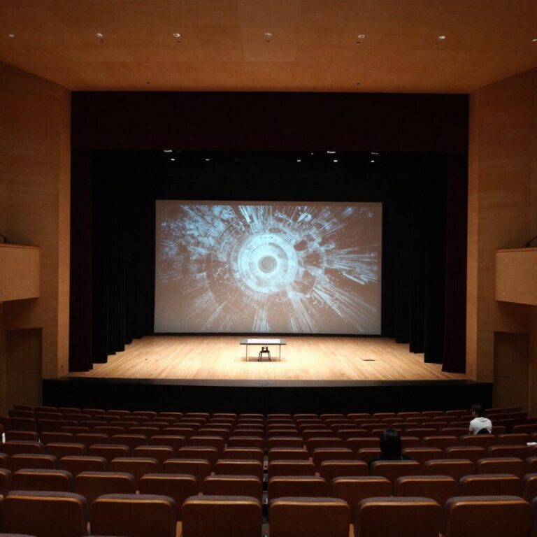 롯데콘서트홀 무대와 객석이 보이는 내부 전경