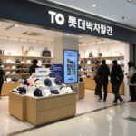 롯데백화점 매장 내부와 할인 행사 전경을 담은 사진