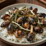 접시에 담긴 명이나물 나물과 밥