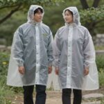 내셔널지오그래픽 아델리 라인 바람막이와 팬츠를 착용한 커플의 실외 사진