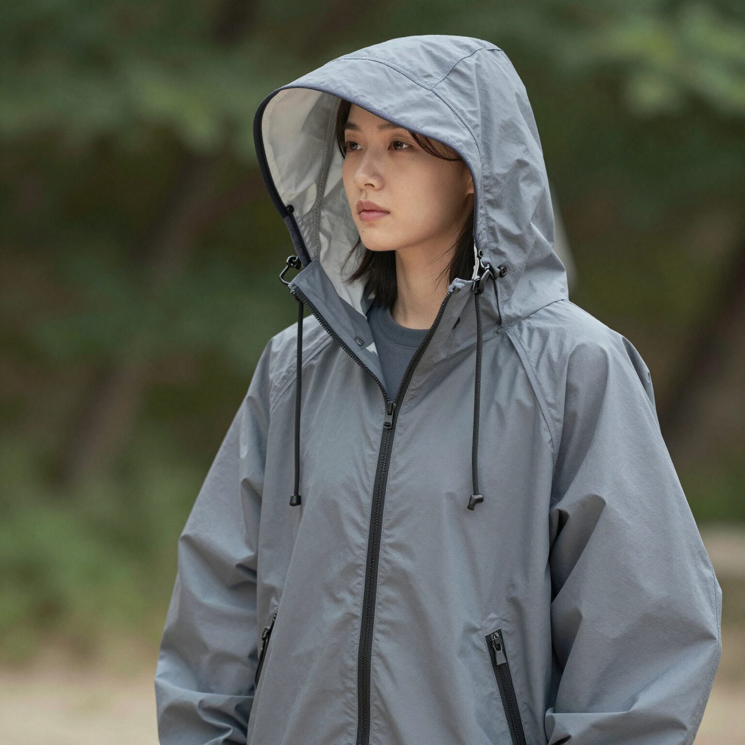 여름용 네파 싸이론 경량 바람막이를 입은 모습