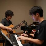 오존과 전주니가 함께 음악 작업을 하는 모습