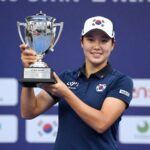 제시카 페굴라 두바이 챔피언십 우승 트로피를 들고 포즈를 취한 모습