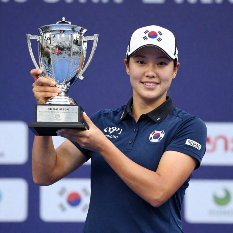 제시카 페굴라 두바이 챔피언십 우승 트로피를 들고 포즈를 취한 모습