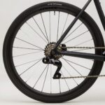 픽시 자전거의 세계와 함께하는 법 검정색 픽시 자전거의 단순하고 깔끔한 뒷바퀴 고정기어 구조 클로즈업