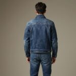 싱글라이더 가죽 자켓을 입고 데님과 매치한 남성의 뒷모습