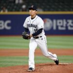 류현진 선수가 WBC 대만전 선발 등판을 앞두고 마운드에서 워밍업하는 모습