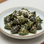 접시에 담긴 초록색 세발나물무침과 깨소금 뿌린 모습