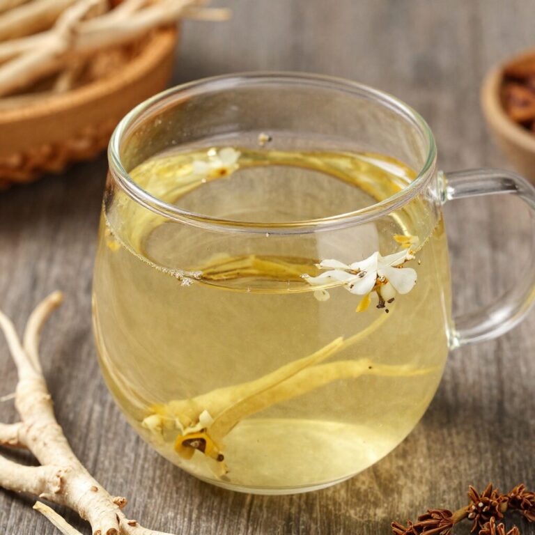 덖음법으로 완성된 생강나무 꽃차와 뜨거운 물로 우려낸 노란색 차