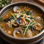 구례 산동성 짬뽕 한 그릇. 푸짐한 해산물과 채소가 가득 담겨 있다