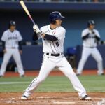 세이 위트컴이 WBC 한국 대표팀 유니폼을 입고 홈런을 친 후 베이스를 돌고 있는 모습