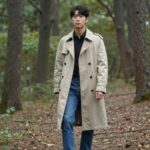 베이지색 숲 트렌치코트를 청바지와 함께 캐주얼하게 스타일링한 모습