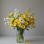 봄을 닮은 3월꽃다발 추천과 선물 아이디어 유리병에 꽂힌 노란 프리지아와 흰 수선화로 구성된 봄꽃다발