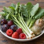 4월 제철 과일과 채소로 환절기 건강 챙기기 접시에 담긴 신선한 봄 제철 과일과 채소들 딸기 한라봉 키위 달래 냉이 두릅